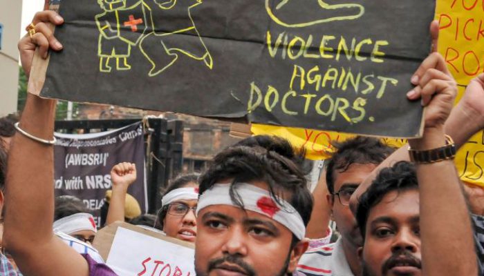 Kolkata: Doctors wear bandages on their heads as they participate in a rally to show solidarity to protest against an attack on intern junior doctor, at Nil Ratan Sircar Medical College & Hospital, in Kolkata, Saturday, June 15, 2019. (PTI Photo) (PTI6_15_2019_000127B)