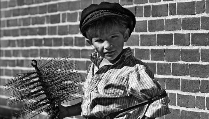 child-dressed-as-a-chimney-sweep-945x532n