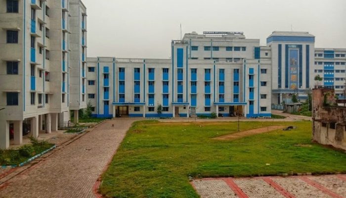 স্বাস্থ্য অধিকর্তা হাততালি কুড়িয়ে বেরিয়ে যাবেন!! - The Doctors dialogue